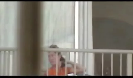 Terbebas dari penjara, terpidana melepas dua pelacur dan bercinta dengan keras di bokepindo3gp tempat tidur.