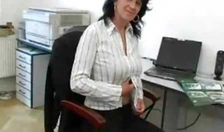 Brunette cantik dengan pantat ketat dan video 3gp tante payudara kecil menghisap kontol pria