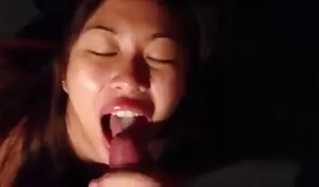 Seorang gadis dengan download bokep 3gp 2018 vagina sempit membuka pakaian di depan kamera
