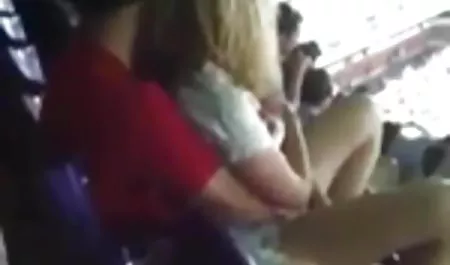 Niger memukul-mukul penisnya di bokep mesum 3gp vagina pirang