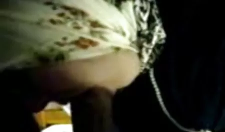 Dalam film porno, seorang brunette seksi 3gp tante montok menghisap kontol untuk seorang produser dewasa dan mengendarai penisnya