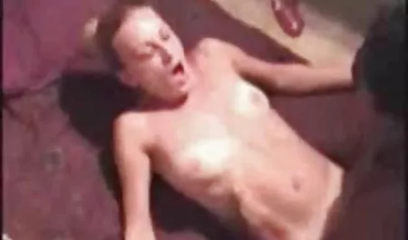 Seorang pria yang khawatir meludahi poin pirang bokep rape 3gp dan menanam penisnya yang gemuk