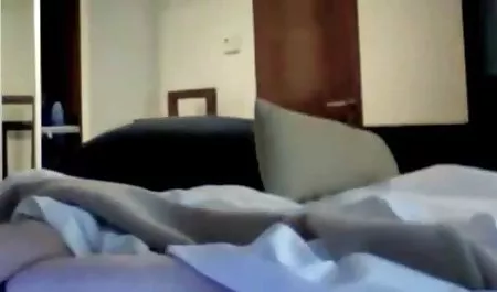 Siswa memutuskan untuk berterima kasih kepada gurunya. Dia merah, dan dia suka mereka, dia memintanya untuk perlahan-lahan menggosok kemaluannya dan mengisapnya sedikit, dia memberikan blowjob dengan air liur dan free download 3gp bokep menyebar di sofa