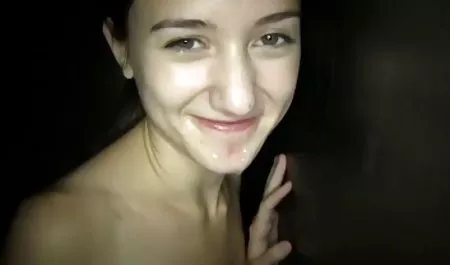 Gadis-gadis muda mencium sambil berbaring di sofa, salah satu dari mereka membuka pakaian pacarnya, melepas celana dalamnya dan mulai video bokep 3gp download membuat kuni