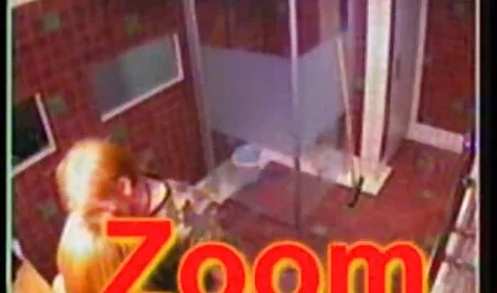 Gadis muda cantik Jepang dengan tangan lembut memijat batang download video bokep asian 3gp tubuh yang kuat dari seorang pria kulit hitam berotot, memberikan perhatian lebih dan lebih dengan telapak tangan yang lembut ke kemaluannya yang secara bertahap mengeras.