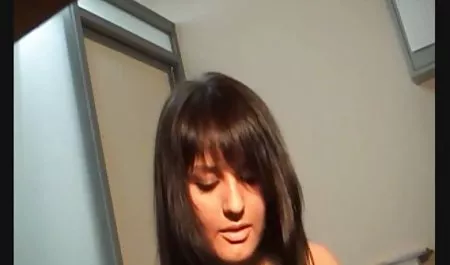 Kencing Bung di kamar mandi untuk pelacur bokep montok 3gp tunduk