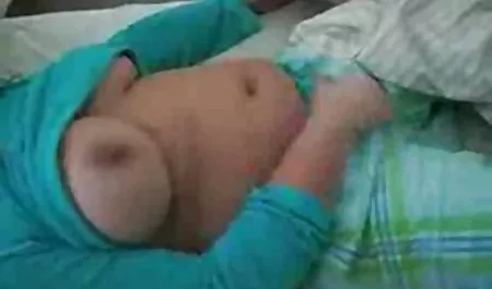 Pelacur dicat mengisap bojep 3gp ayam di kantor bos