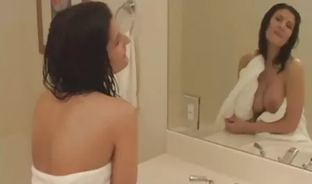 Brunette muda sangat bokep gratis 3gp bersih, dia membawa keparatnya ke kamar mandi, mencuci penisnya yang kotor dan hanya setelah itu membawanya ke mulutnya dan mengisap dengan penuh semangat
