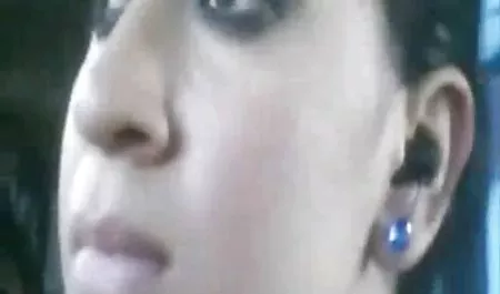 Seorang gadis cantik secara brutal bercinta di mulut oleh tiga pria sekaligus. Pelacur hari itu hampir akan dihancurkan semua lubangnya oleh penis raksasa pria kekar tante cantik 3gp