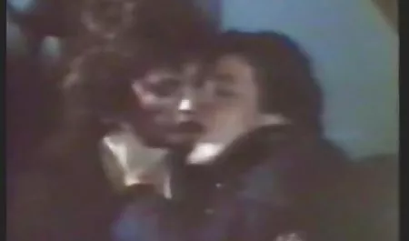 Lesbian bernafsu Busty bergairah bergairah di tempat tidur besar tante semok 3gp