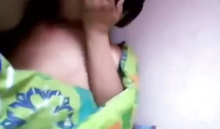 Sementara sialan download bokep tante 3gp brunette Anita menjilat puting ke pelacur dan kemudian masturbasi vaginanya
